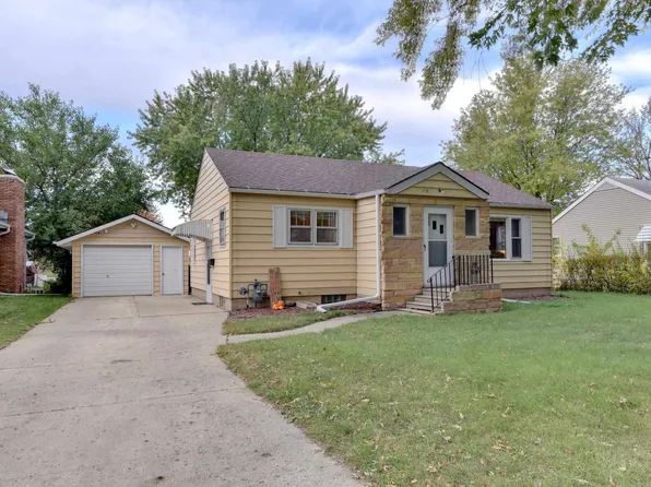 115 N 15th St, Estherville, IA 51334