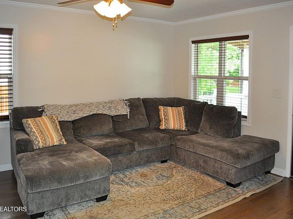 4th image of 822 Carson St