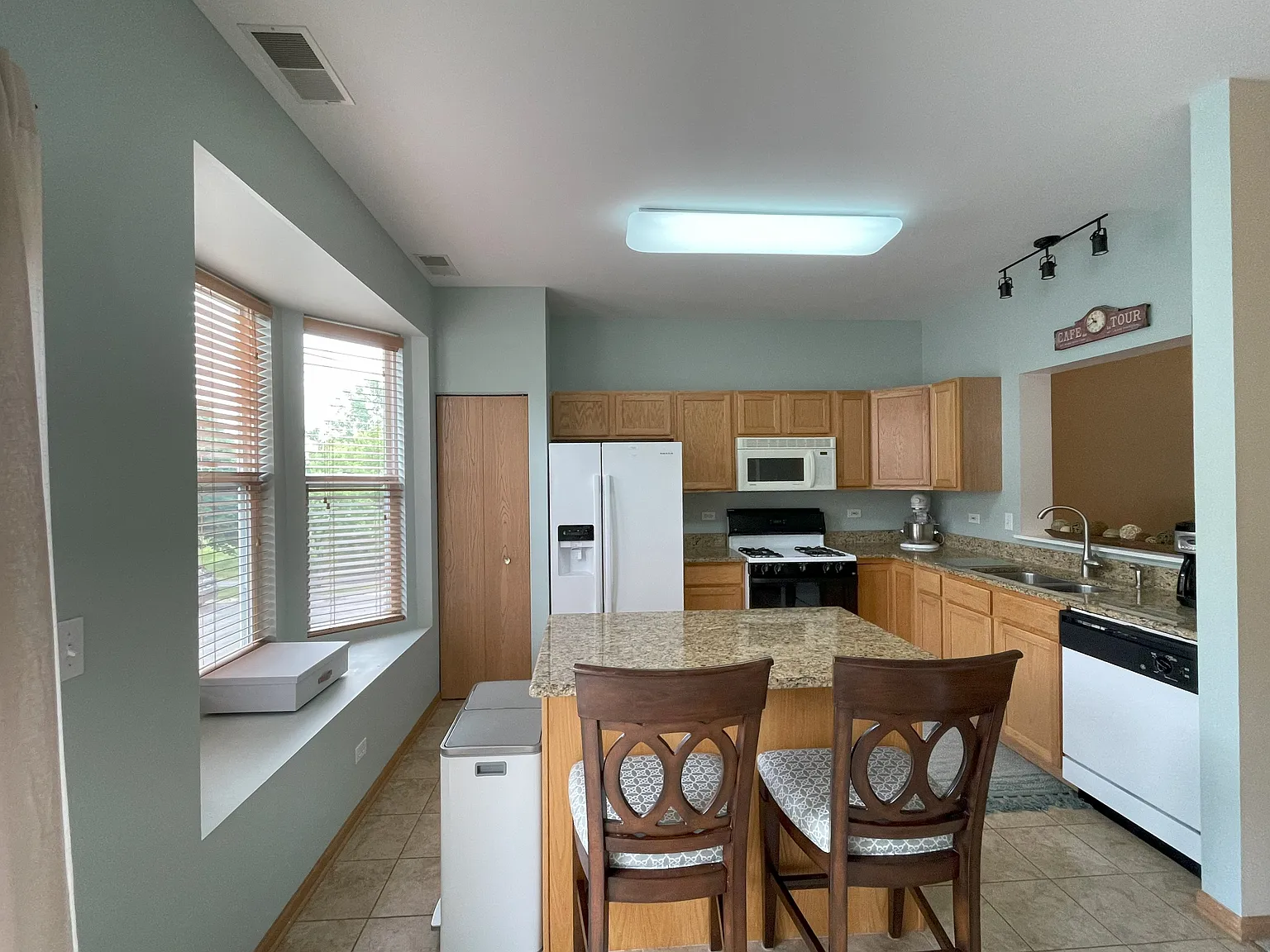 3 bed, 2.5 bath, 1650 sqft, $2,400 — Photo 1