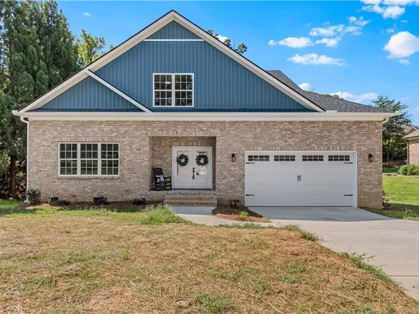 4642 Pebble Lake Dr, Pfafftown, NC 27040