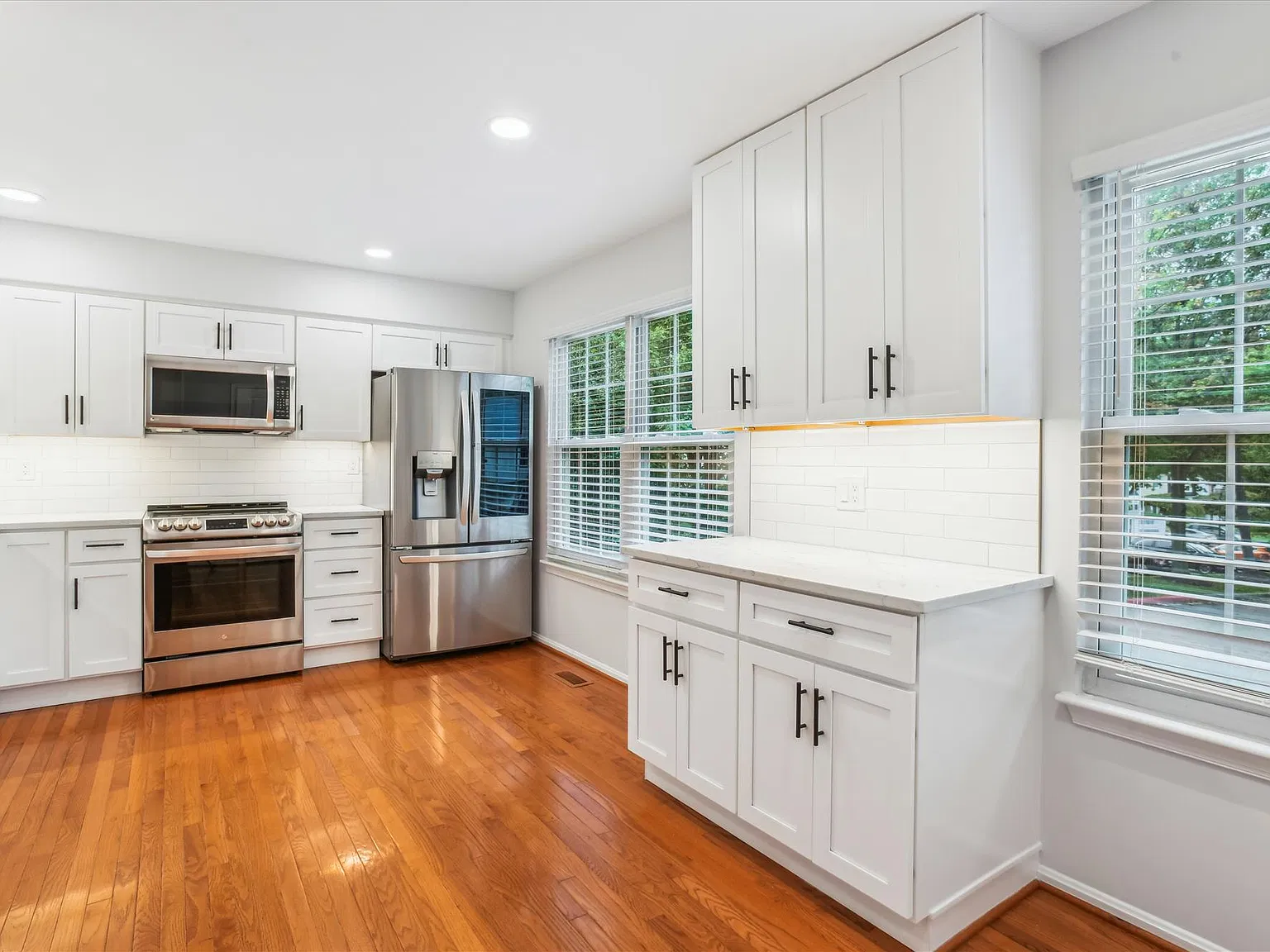 3 bed, 3.5 bath, 2050 sqft, $3,450 — Photo 3