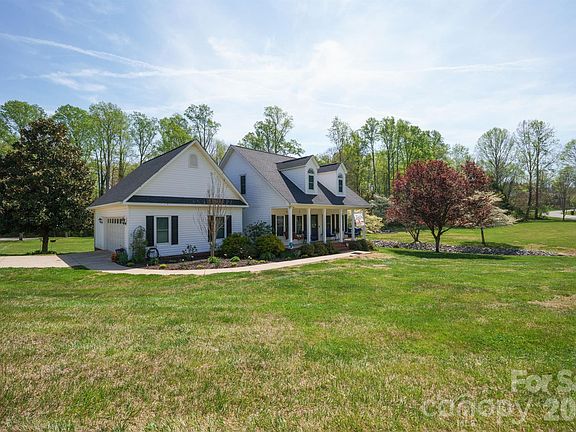 2nd image of 408 Mooreland Dr NE