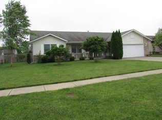 1422 Redwood Dr, Chatham, IL 62629