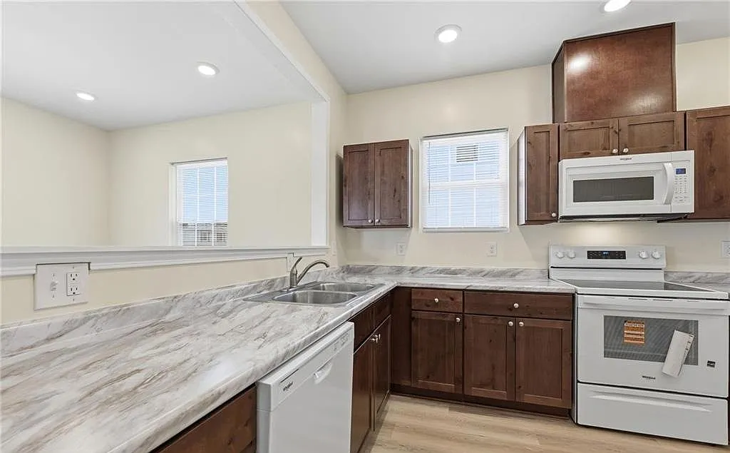 3 bed, 1331 sqft, $2,150 — Photo 3