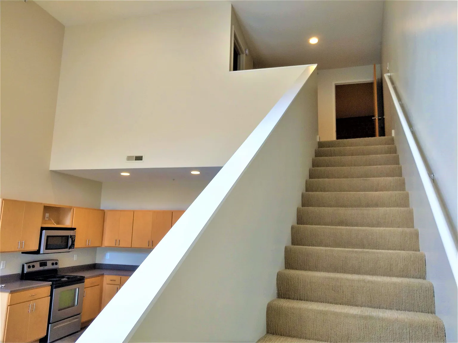 2 bed, 1000 sqft, $1,275 — Photo 4