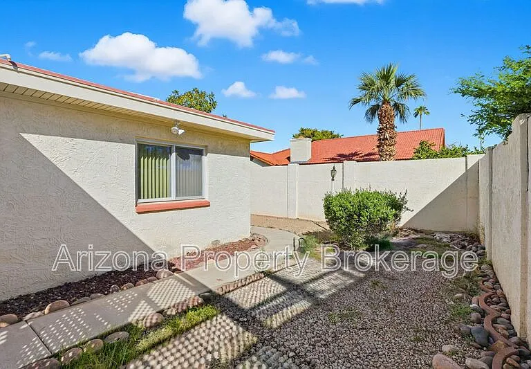 2192 E Balboa Dr — Photo 28