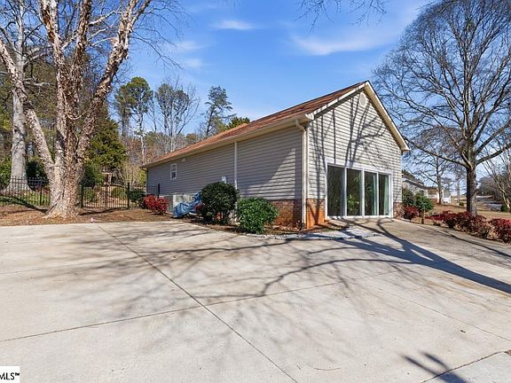 4th image of 402 Graham Rd