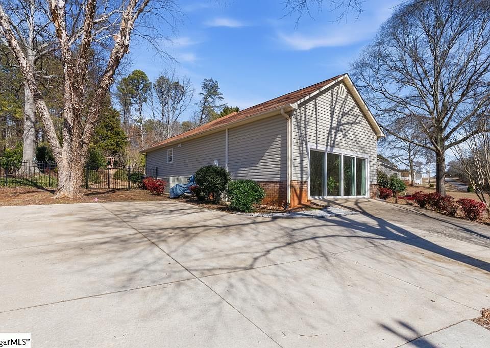 1st image of 402 Graham Rd