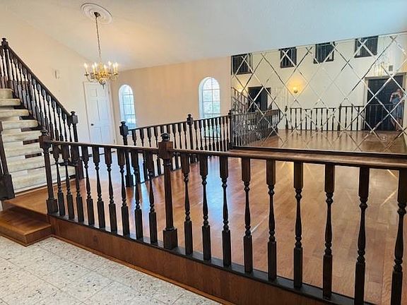 3rd image of 71 Verde St