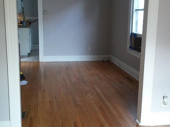 Middle room (dining) has been used by some tenants as the living room.