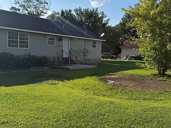 4th image of 406 Meadow Creek Dr NE