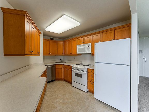 5th image of 2626 N Lakeview Ave APT 1304