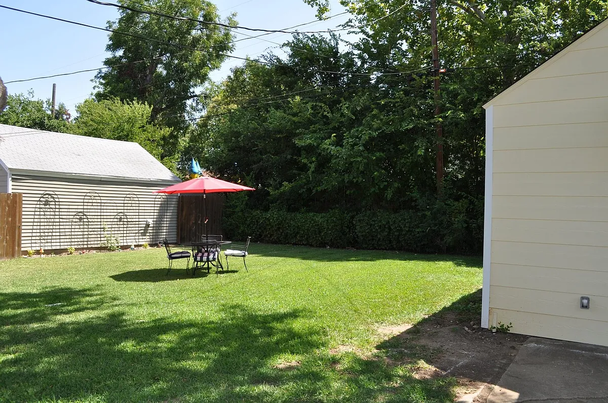 Building Photo - 3541 Stadium Dr #STUDIO