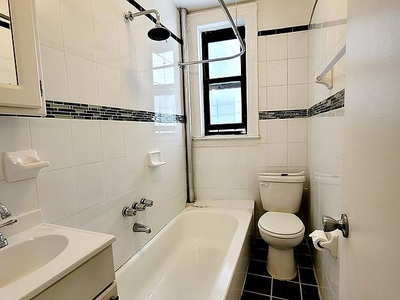 4th image of 558 Parkside Ave APT C7