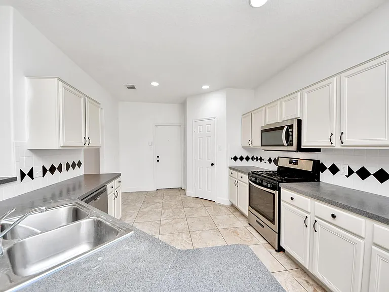 13515 Scarab Dr — Photo 34