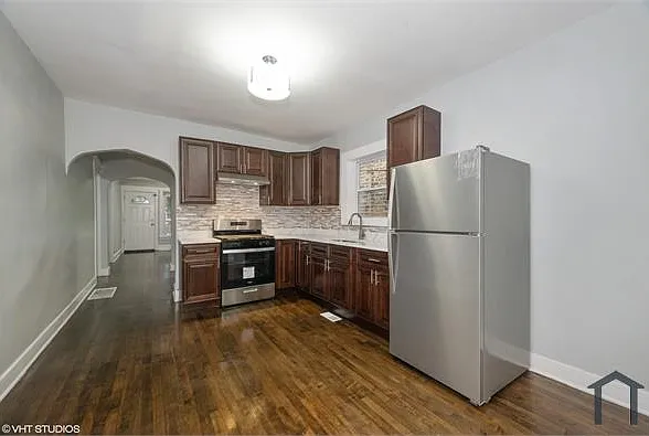 7010 S Claremont Ave — Photo 3