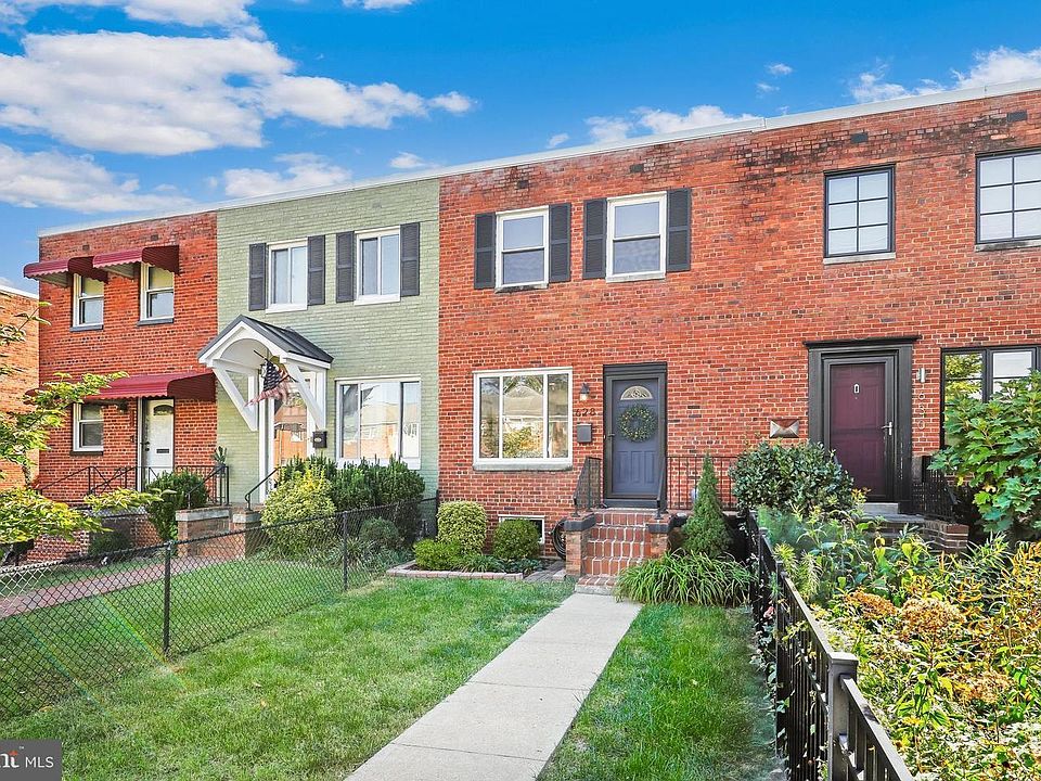 Front of townhouse; quiet residential street with walking distance to many restaurants, shops, metro, and one of the best elementary schools in Alexandria