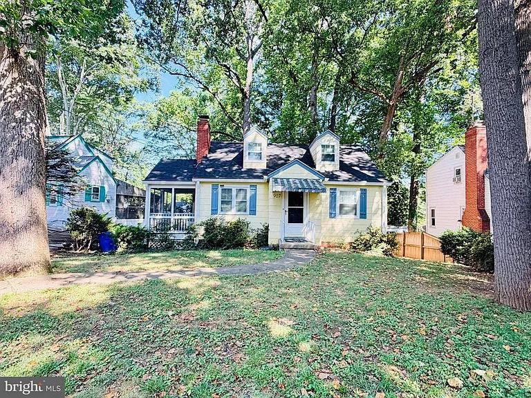 907 Heron Dr — Photo 1
