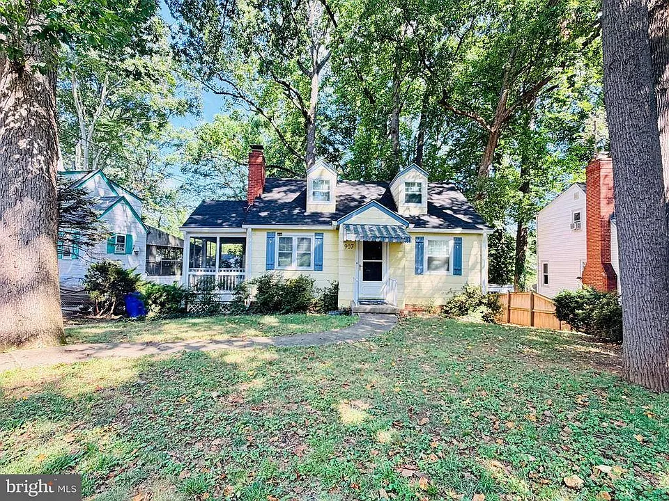 907 Heron Dr