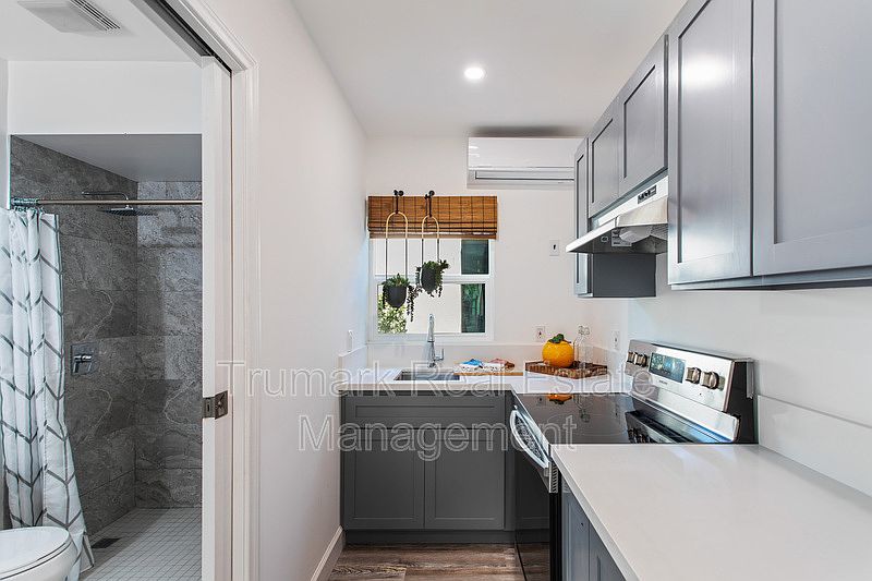 1st image of 5117.5 Bomer Dr