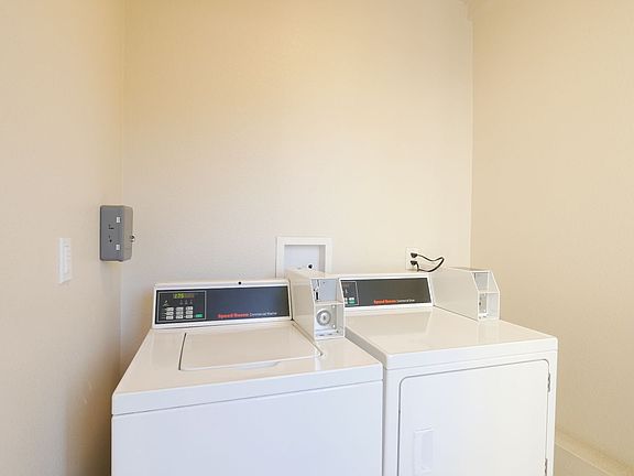 3rd image of 425 E 1st St APT 3