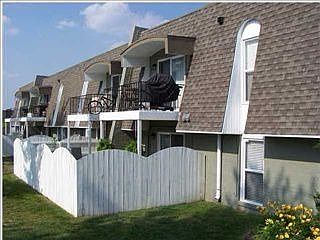 1st image of 407 La Fontenay Ct