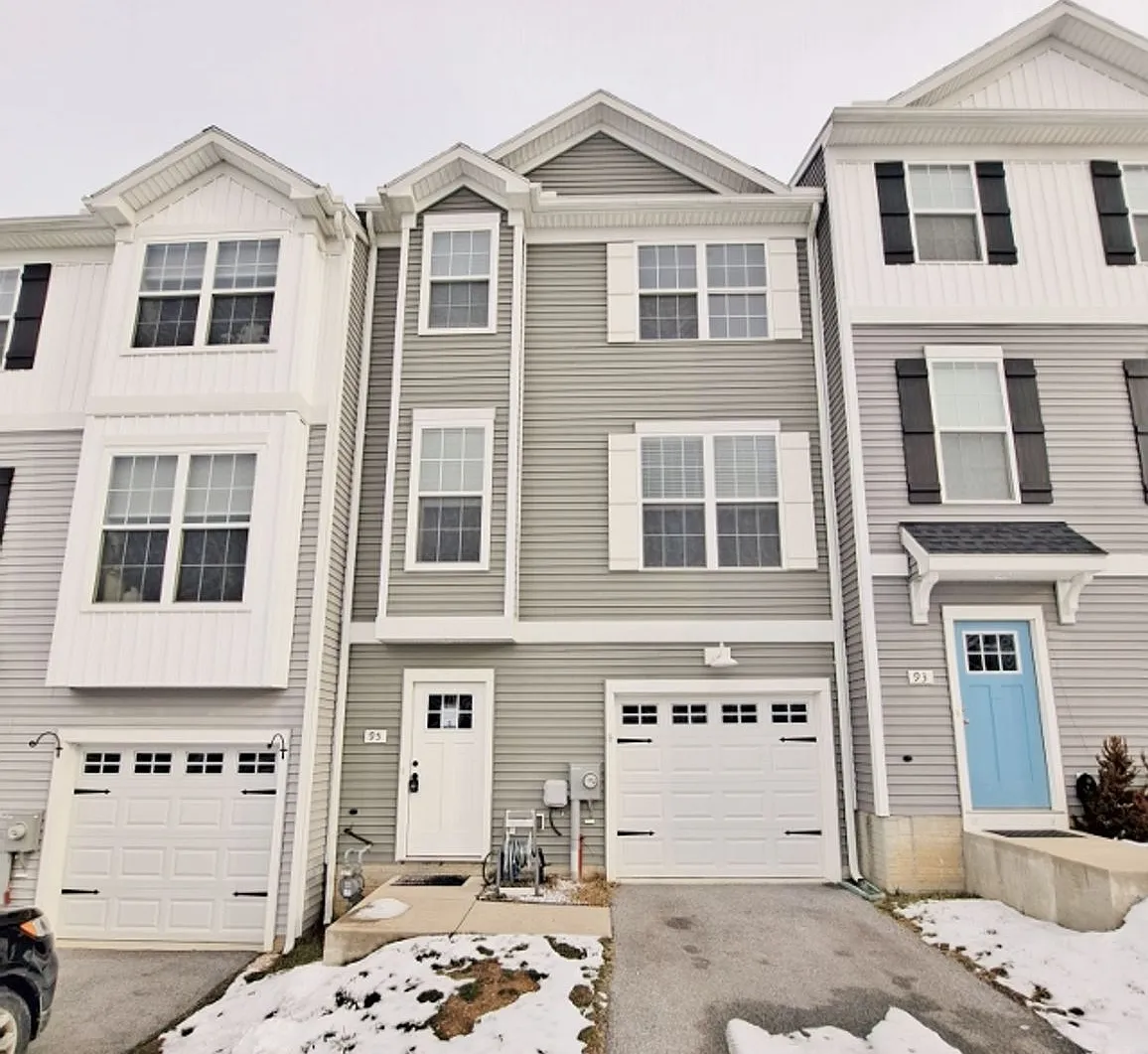 3 Bed / 2-1/2 Bath Single Family Town Home w/Attached1 Car Garage — Photo 1
