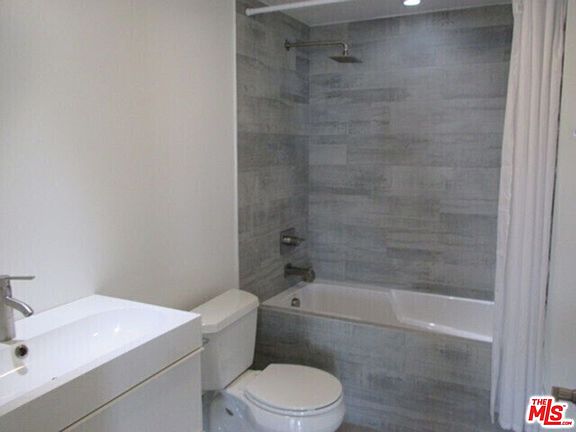 3rd image of 939 Palm Ave APT 301