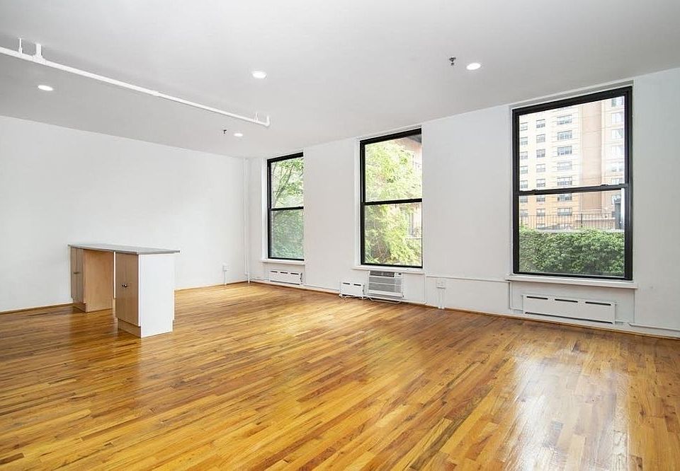 1st image of 113 E 12th St APT 4R