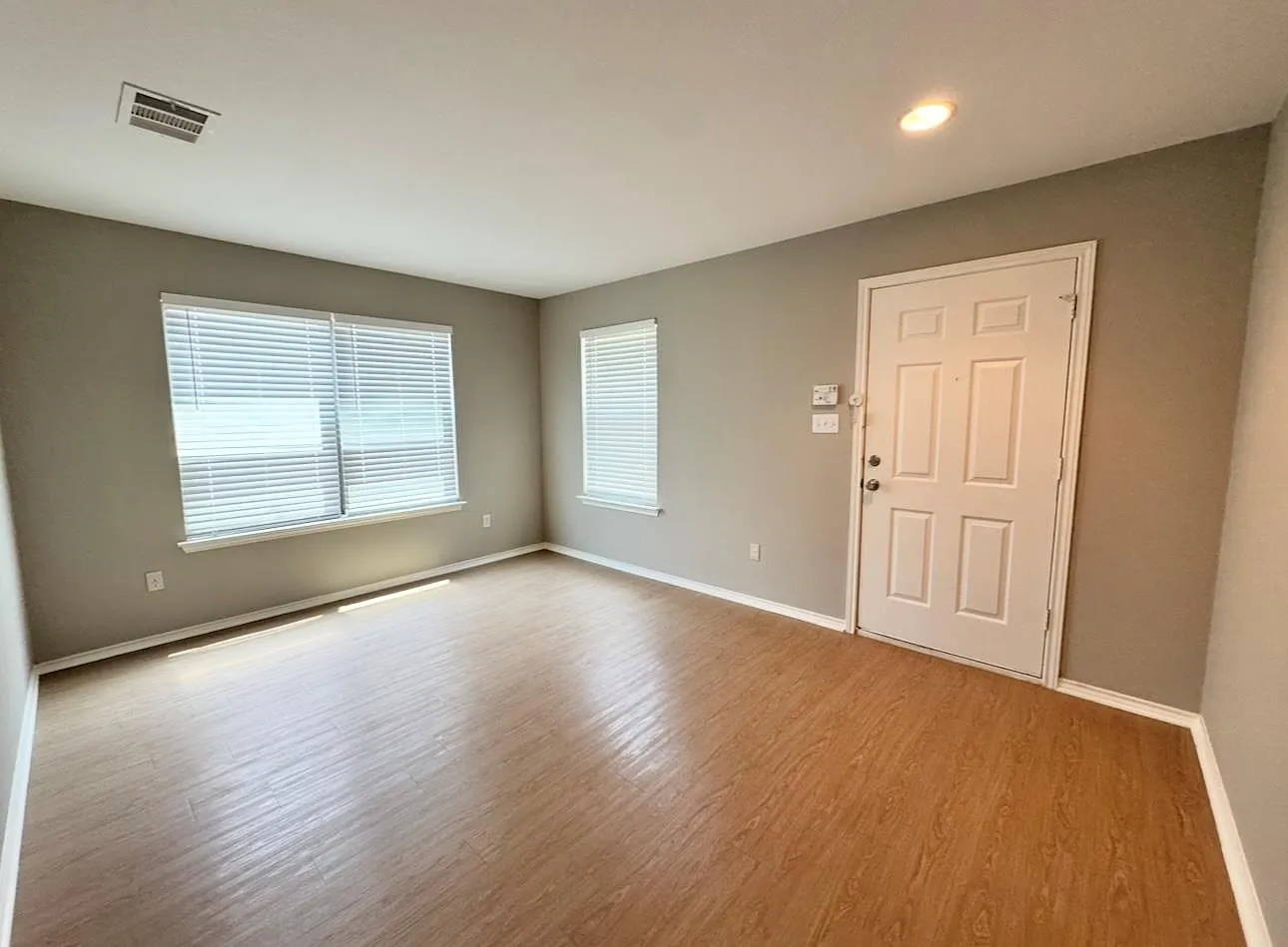 3 bed, 2.5 bath, 1926 sqft, $1,860 — Photo 3