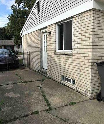 5th image of 20418 Williamson St