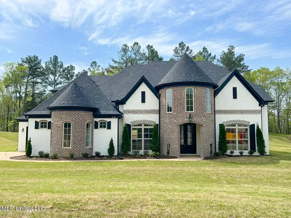 206 Poplar Ln, Holly Springs, MS 38635