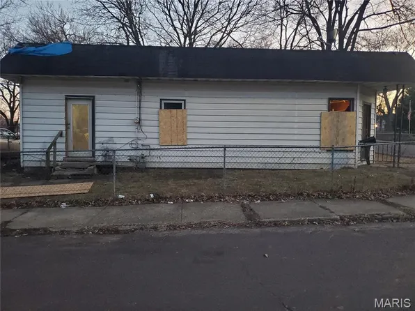 2414 NE Monroe St, Peoria, IL 61603