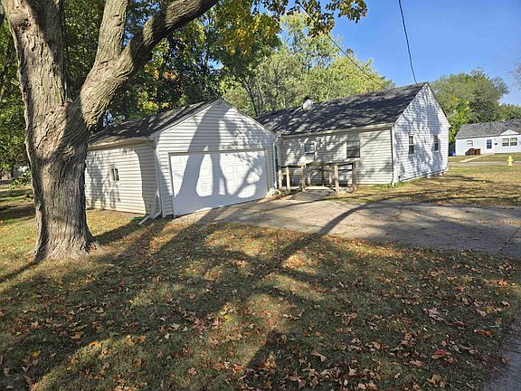 3rd image of 904 N Sunset Ave