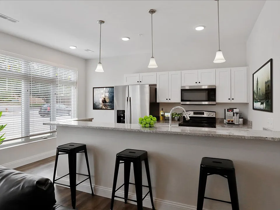 302 W Clark St