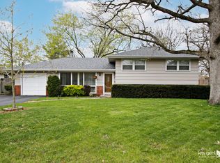 2121 Burr Oak Ln, Lindenhurst, IL 60046