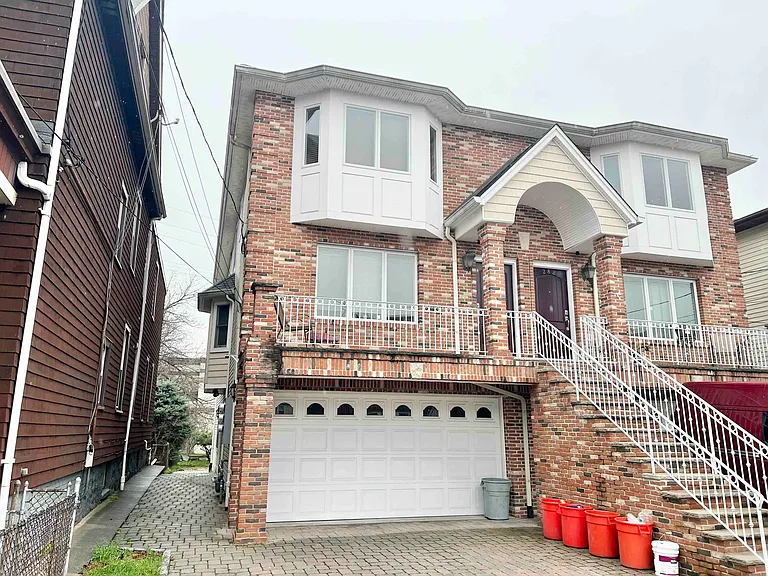 284 John St #1 — Photo 1