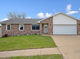 1993 Hummingbird Dr, Dubuque, IA 52002