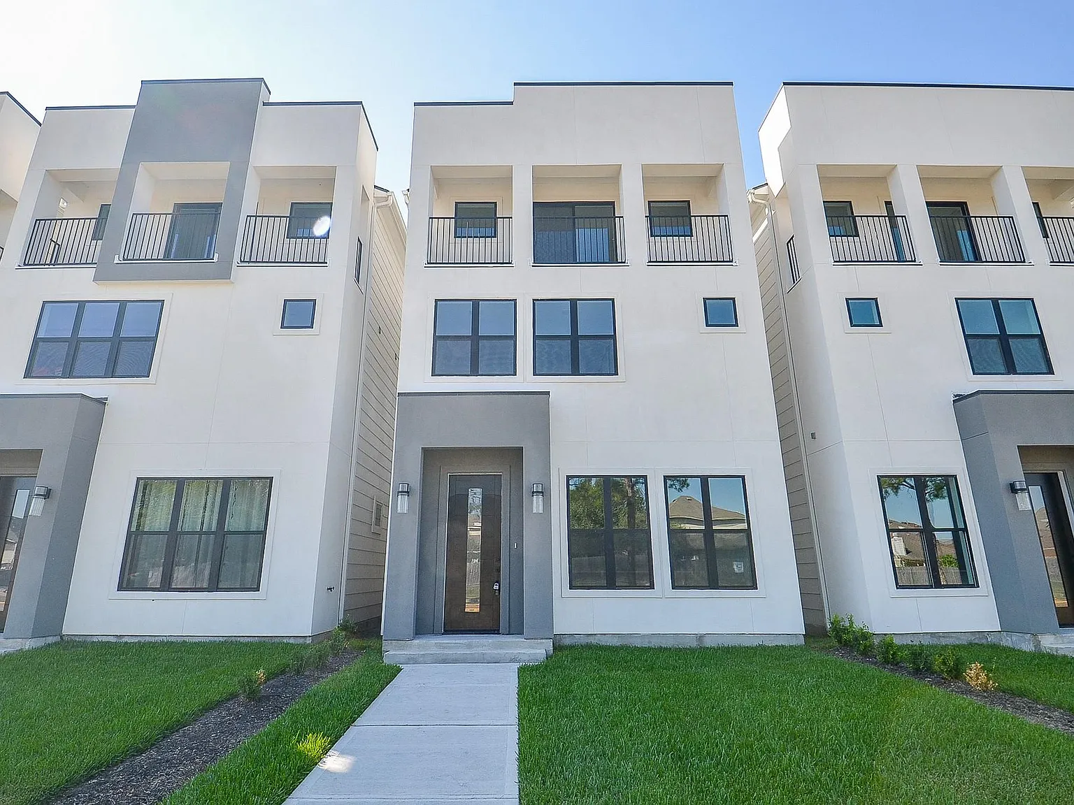 4 bed, 3.5 bath, 2802 sqft, $2,500 — Photo 2