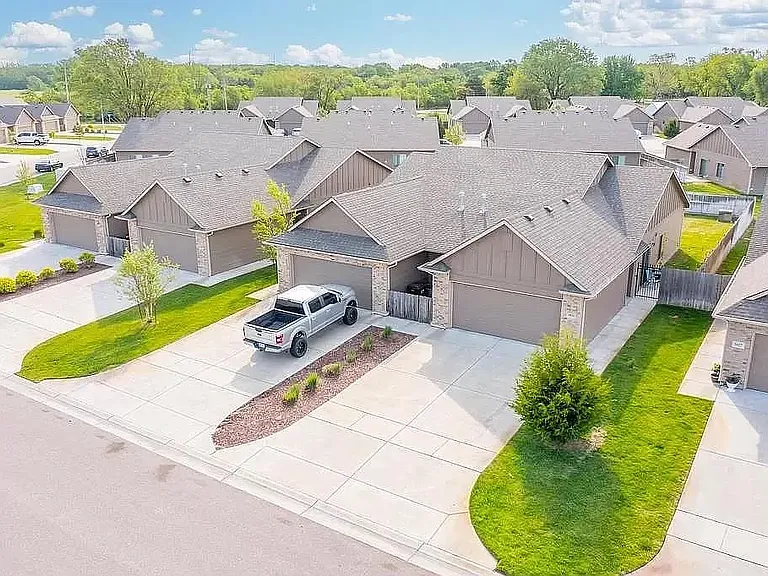 3420 E Sunflower Dr — Photo 1