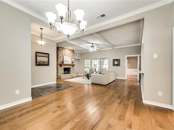 5th image of 914 E Berkeley Dr