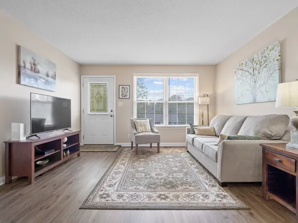 711 Green Valley Ct, Clarksville, TN 37042