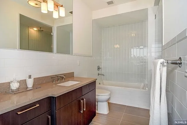 9 Somerset Ln #405 — Photo 12
