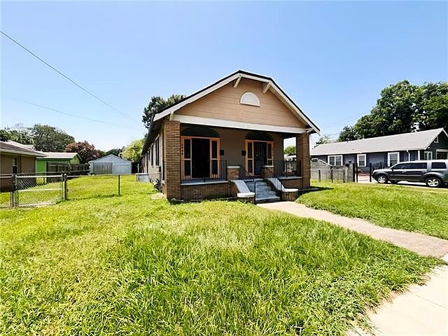 1st image of 4948 Venus St