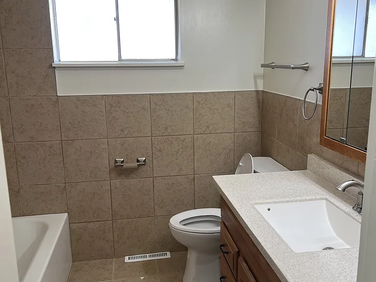 1033 Grant St — Photo 4