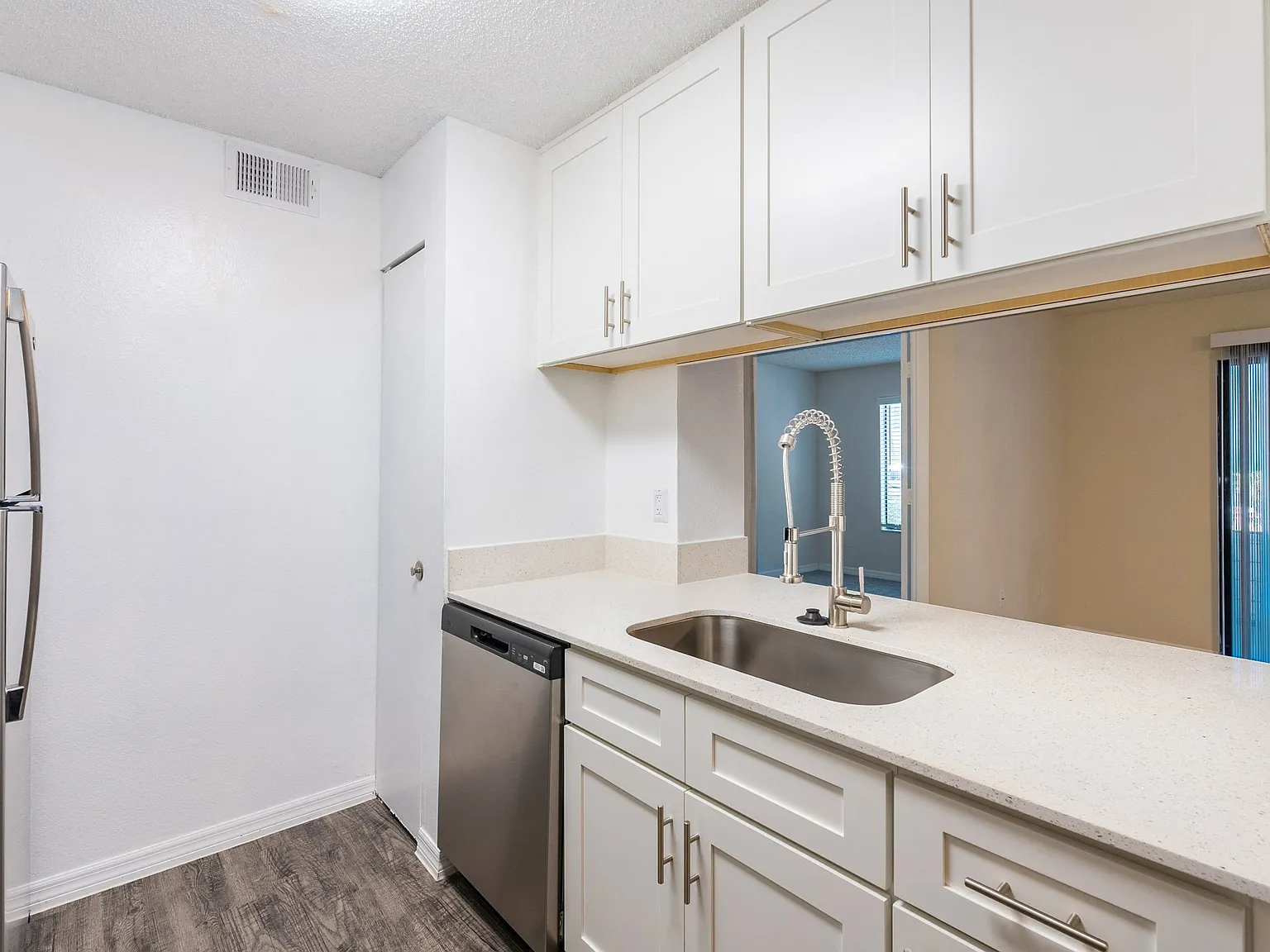 Fisherman's Landing Apartment Homes — Photo 4