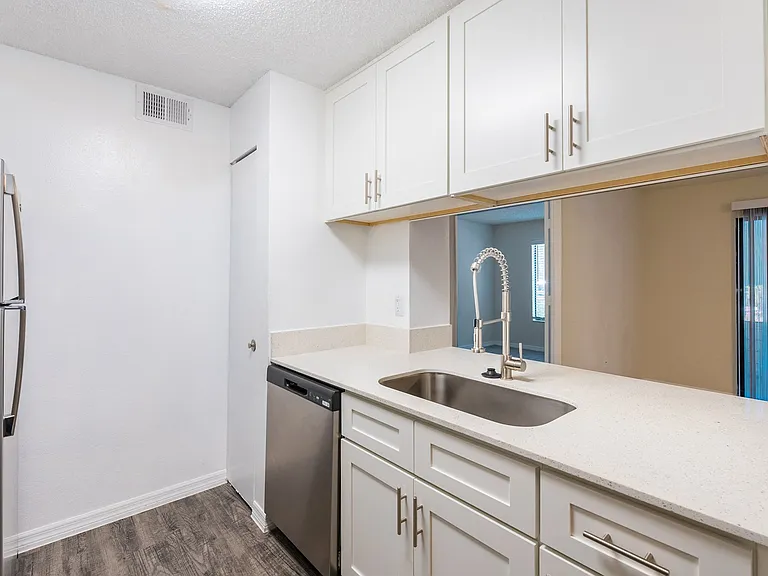 Fisherman's Landing Apartment Homes — Photo 4