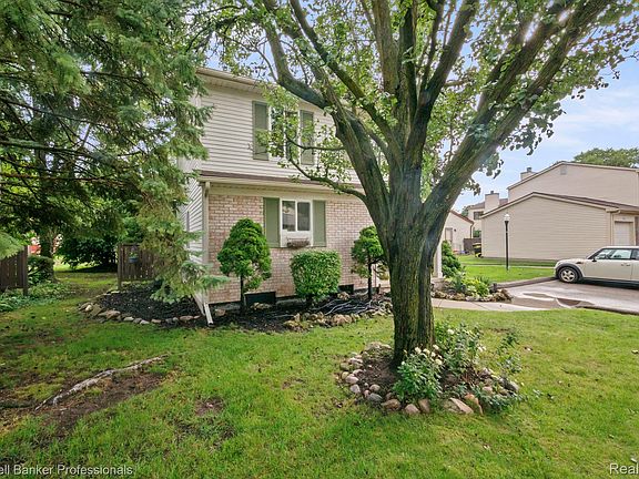 3rd image of 2838 Roundtree Dr