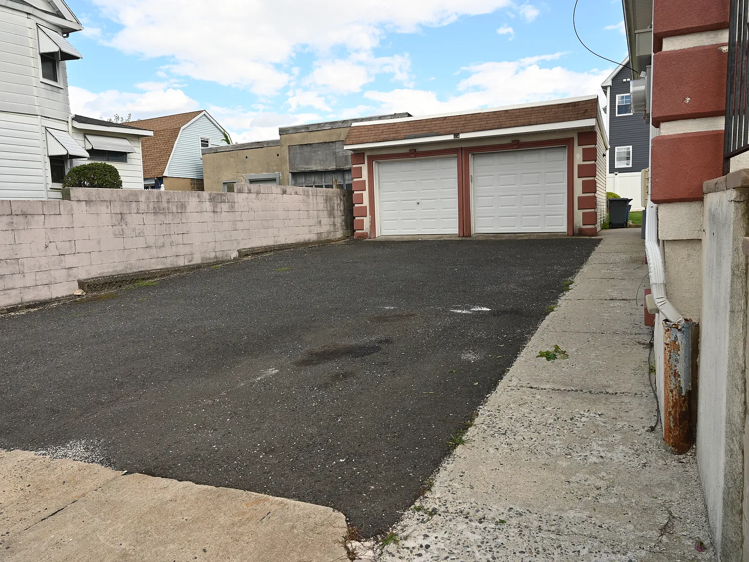 560 Forest St — Photo 2