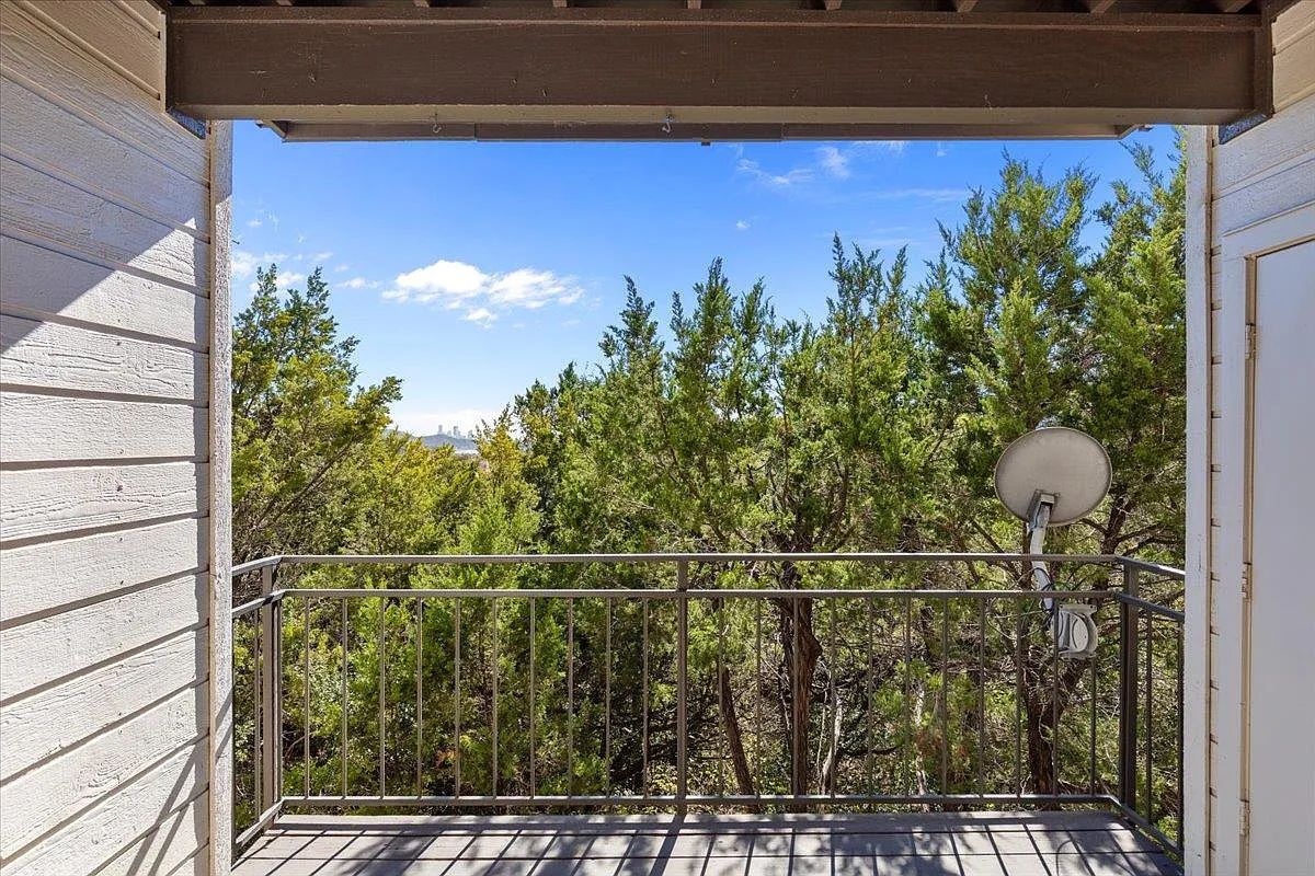 2 bed, 2.0 bath, 918 sqft, $1,750 — Photo 3